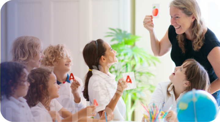 teacher-and-students-happy-classroom-insurance-for-school-banner-eng