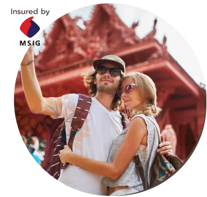 couple-foreigner-visit-a-temple-in-thailand-domestic-travel-insurance-eng